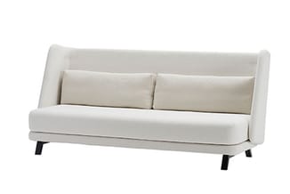 Witte bank met hoge rugsteuning, twee kussens, zwarte poten, modern design.