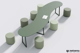 Groene organische vergadertafel met zwart metalen onderstel, omringd door groene cilindervormige poefzitjes en bijzettafeltje