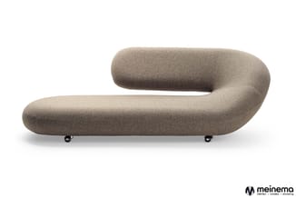 Grijsbeige gebogen bank met ronde vormen, wollen bekleding en zwenkwielen, geïsoleerd tegen witte achtergrond.