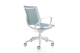 Kantoorstoel met witte frame, lichtblauwe mesh-rug en zitting, wit kunststof voetsteun met wieltjes, draaibaar en hoogte-vers