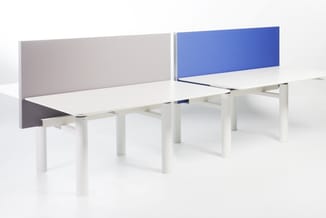 Twee witte werkplekken met grijs en blauw akoestische schermen, witte poten, in open kantooropstelling.