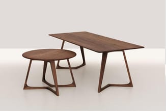 Twee houten tafels in donkerbruin hout met schuine poten: een ronde en een rechthoekige tafel, tegen een lichte achtergrond.