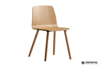 Houten stoel met gebogen rugleuning en vier rechte poten in natuurlijk houtfinish op witte achtergrond.