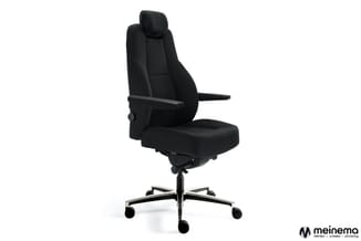 Zwarte ergonomische bureaustoel met hoge rugleuning, armleuningen en gasveer op wieltjes, tegen witte achtergrond.
