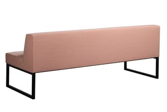 Roze bank met zwart metalen frame, zijkant zichtbaar, minimalistisch design, geschikt voor kantoorinrichting.