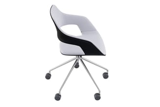 Moderne bureaustoel met witte en zwarte zit, gebogen rugsteun, aluminium kruisvoet en zwenkwielen.