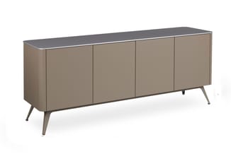 Moderne commode met vier deuren in beige, grijs werkblad, gesloten voorkant en metalen poten.