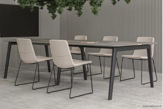 Moderne vergadertafel met donkergrijs blad en zwart onderstel, omgeven door zes beige stoelen met zwart metalen frame in kant