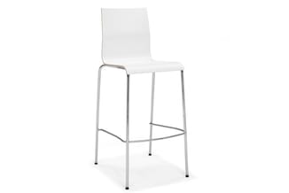 Witte barkruk met gebogen rugleuning en chromen metalen frame met voetsteun, tegen witte achtergrond.