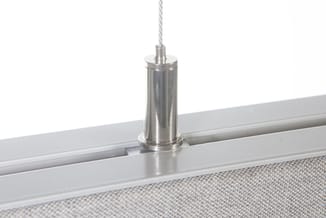 Chromen pendellamp met stalen behuizing, opgehangen aan textielkabel boven wit plafondprofiel met grijze akoestische panelen.