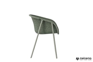 Grijsgroene stoel met gestoffeerde rugleuning van vilt, grijs metalen frame, zonder armleuningen, tegen witte achtergrond.