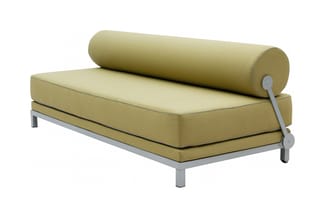 Moderne daybed met groene bekleding, cylindrische rol als rugsteun, metalen frame en wielen voor mobiliteit.