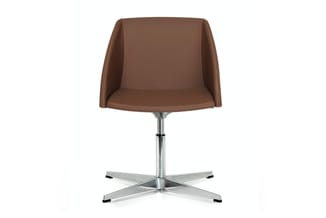 Bruine leren bureauswivel stoel met ergonomische rugleuning en chromen kruisstelsel op witte achtergrond.