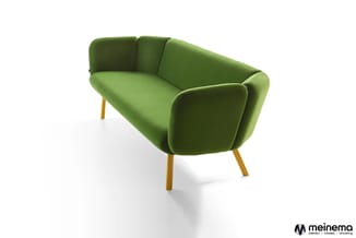 Groene fauteuil met afgeronde vormen, gestoffeerd in stof, met houten poten in naturel hout, tegen witte achtergrond.