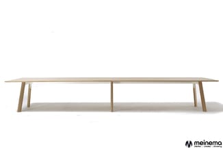 Lange houten vergadertafel met naturel afwerking, twee centrale steunpoten, rechthoekige vorm, minimalistische vormgeving.