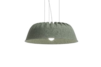 Hangende akoestische lamp met groen viltachtig materiaal, bolvormig ontwerp met opening onderaan, tegen witte achtergrond.