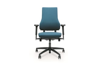 Blauwe bureaustoel met ergonomische rugsteun, zwarte armleuningen en vijfpunts onderstel op wieltjes, vooraanzicht.