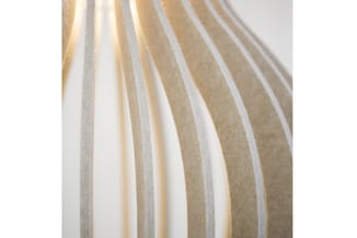 Stofstaal met verticale strepen in beige, grijs en wit tinten, toont textielstructuur en kleurvariatie voor interieurkeuze.