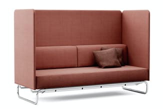 Roze-rode loungebank met hoge zijwanden en rugsteun, twee kussens, bruine decoratieve kussens, chroom frame, zitbank tegen wi