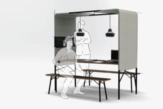 Werkplek in akoestische box met tafel, twee zitplaatsen, beeldschermen, hangende verlichting en grijze zijwanden.