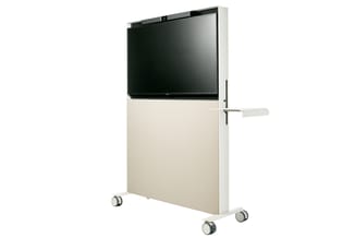 Mobiel whiteboard met beeldscherm, wit frame, beige paneel, zwenkwielen, op neutrale achtergrond.