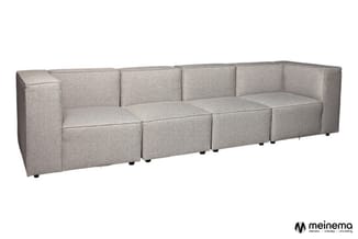 Grijze modulaire bank met zes zitdelen en armleuningen, zandkleurige bekleding, zwarte voetjes, vrijstaande opstelling.