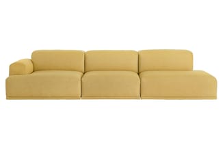 Gele modulaire bank met drie zitdelen en armleuningen, gestructureerde stofbekleding, frontal aanzicht tegen witte achtergron