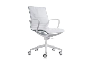 Witte bureaustoel met mesh-rugleuning, ergonomische uitvoering, vaste armleuningen en wieltjes op wit onderstel.