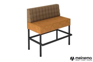 Hoekbank met bruin gestoffeerde zitting en grijsgroene rugkussens op zwart metalen frame.