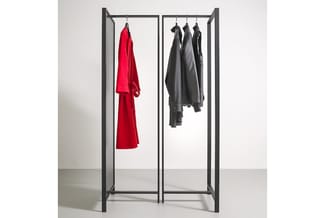 Twee zwarte open garderoberekken met hangende kledingstukken: links één rode jas, rechts drie donkergrijze jassen op hangers.