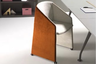 Akoestisch scherm oranje met witte binnenkant, geplaatst achter kantoorstoel aan bureau in werkruimte.