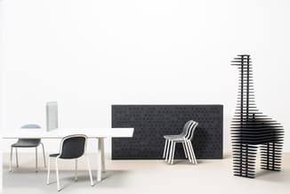 Kantoorruimte met witte tafel, grijze stoelen, donkergrijs geperforeerd akoestisch paneel, zwarte latten schermdivisor en min