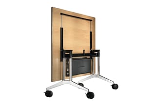 Mobiel TV-standaard met houten achterwand, zwart metalen frame en wielen, geschikt voor displays tot ongeveer 55 inch.