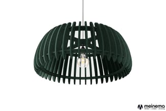 Groene hanglamp met slatted koepelvormige kap en zichtbare LED-filament peertje, tegen witte achtergrond.