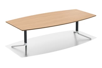 Vergadertafel met licht houten blad, afgeronde hoeken en metalen onderstel met zwarte voet en chromen kruisvoet.