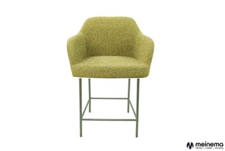 Gele gestoffeerde barstoel met armsteunen en groene metalen frame met voetsteun, tegen witte achtergrond.