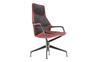 Moderne bureaustoel met rode kunststof behuizing, donkergrijs mesh-bekleding, zwarte metalen armsteunen en vierpotige draaivo