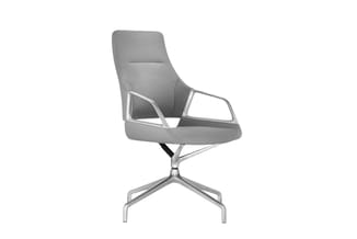 Grijze bureaustoel met hoge rugleuning, aluminium onderstel en armsteunen, draaibare voetkruis.