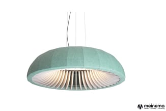 Groene hanglamp met gepleisterde stoffering, witte lamellen binnenin, drie zwarte ophangkabels tegen witte achtergrond.