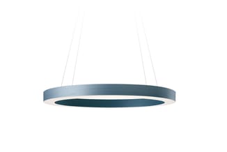 Hangende ronde LED-plafondlamp met blauwe metalen ring en donkerblauwe binnenwerking, aan dunne kabels opgehangen.