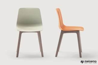 Twee moderne stoelen met houten poten: links een crèmekleurige stoel vooraanzicht, rechts een oranje stoel zijkant.