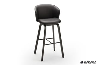 Zwarte barkruk met gevoerd zit- en ruggedeelte, donkergrijs houten frame en voetsteun, op witte achtergrond.