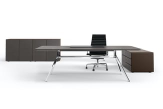 Modern kantoorinterieur met grijs bureau met wit onderstel, zwarte bureaustoel, grijze modulaire bank links en donkerbruine k