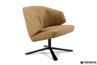 Beige gestoffeerde draaibare loungefauteuil met zwart vierpotig onderstel op witte achtergrond.