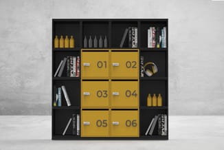 Zwarte wandkast met geel-gouden deuren en nummering 01-06, gevuld met boeken, flessen en koptelefoon tegen grijze achtergrond