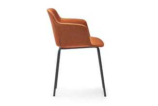 Oranje gestoffeerde stoel met armsteunen en zwart stalen frame, zijaanzicht op witte achtergrond.
