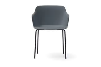 Grijze stoel met armleuningen en zwart metalen pootframe, frontaanzicht op witte achtergrond.