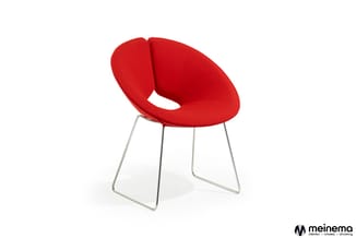 Rode designstoel met ergonomische ronde zitting, metalen onderstel, geïsoleerd tegen witte achtergrond.