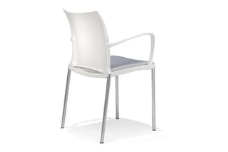 Witte kantoorstoel met armleuningen, grijsblauwe zitting, aluminium poten, modern design, vrijstaand tegen witte achtergrond.