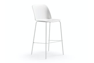 Witte barkruk met kunststof zitting, metalen frame en voetsteun, tegen witte achtergrond.